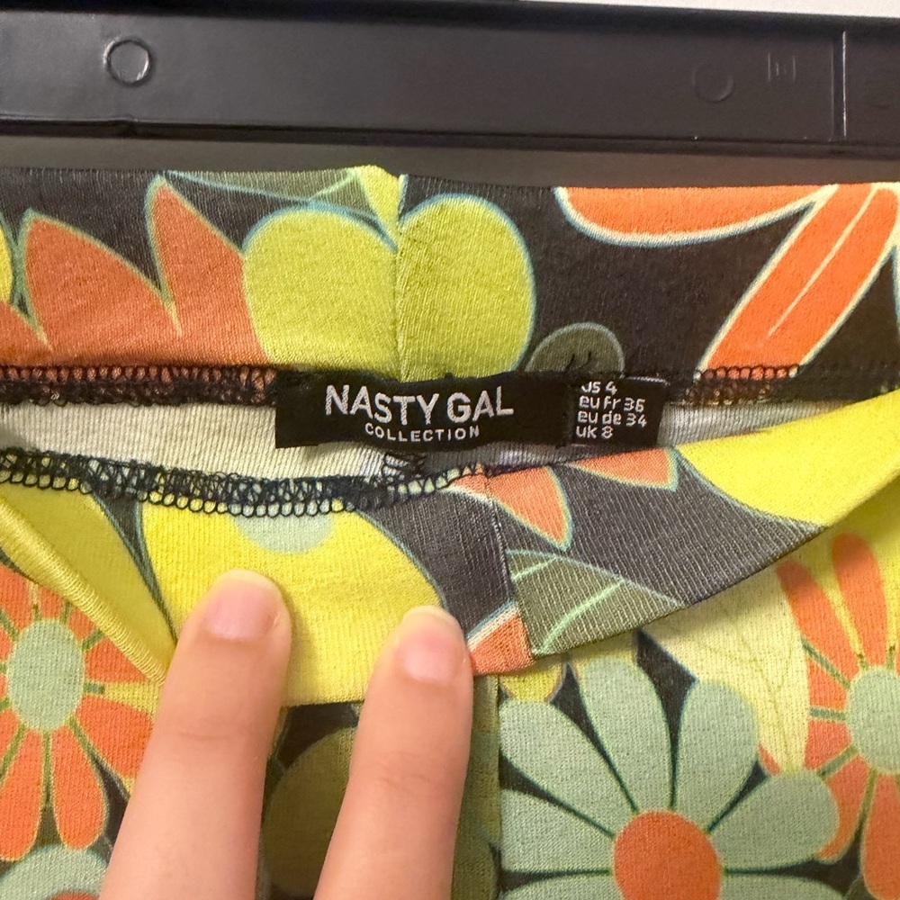 Nasty Gal - Floral High-Rise Flared Pants in Green-Orange - Picture 4 of 6